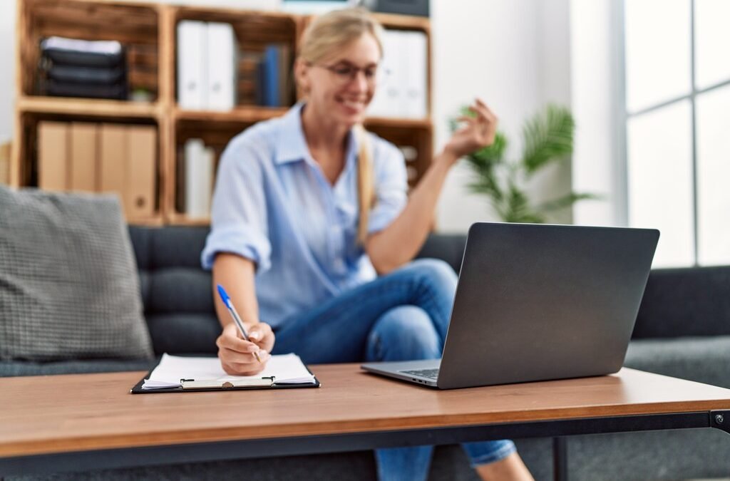 Psicóloga fazendo terapia online para brasileiro no exterior